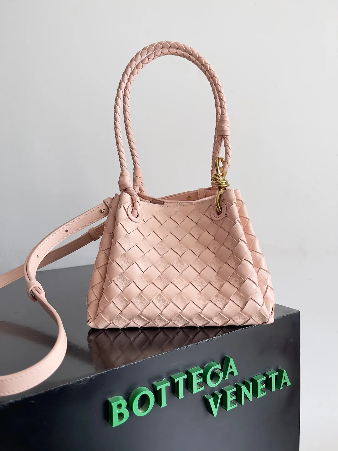 Batch 1760 BV home is new! Andiamo combines the Bottega Veneta archive parachute handbag to inherit retro elements and integrate modern trends. The same style as Shu Qi's in Beijing Night. It is a continuation of the classic bag. It has three functions: hand carry, shoulder and cross-body. It is embellished with metal brass knot buckles. It is small and has an amazing capacity. It can easily hold sunglasses in a box / small bottle of water / powder powder / charger and other daily necessities when going out. The upper body is versatile. Style number: 796569 Size: 21*17*16.5cm